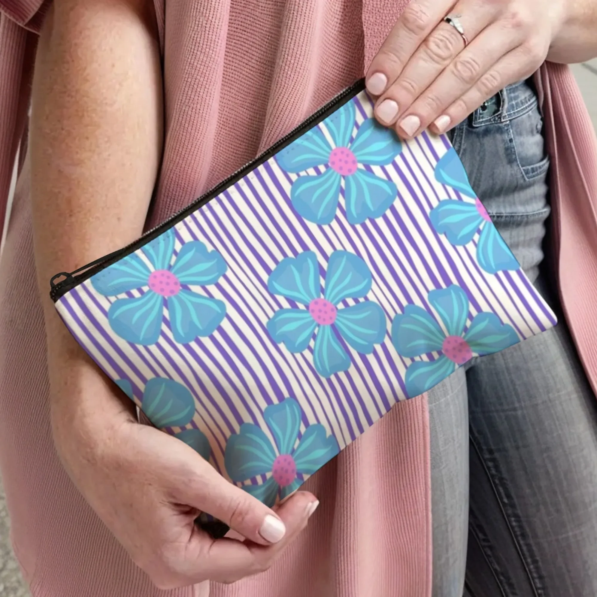 Flor azul y púrpura - Bolsa de maquillaje con rayas blancas, organizador de artículos de tocador de viaje, estuche de cosméticos con flores y rayas elegantes para viaje