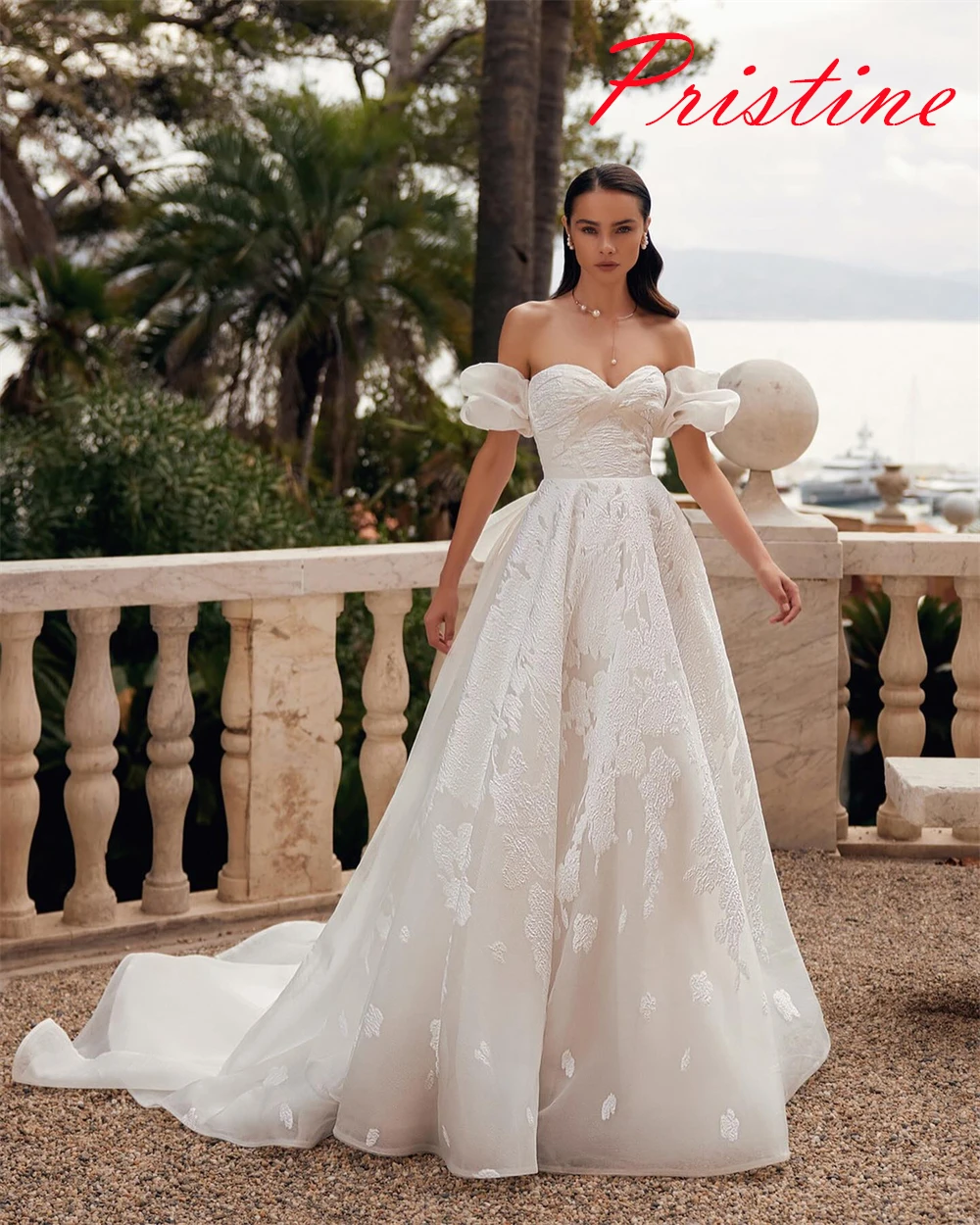 ที่กําหนดเองสีขาวTulleชุดเจ้าสาวอารมณ์Straplessปิดไหล่ชุดแต่งงานChapel Trainซิปด้านหลังชุด