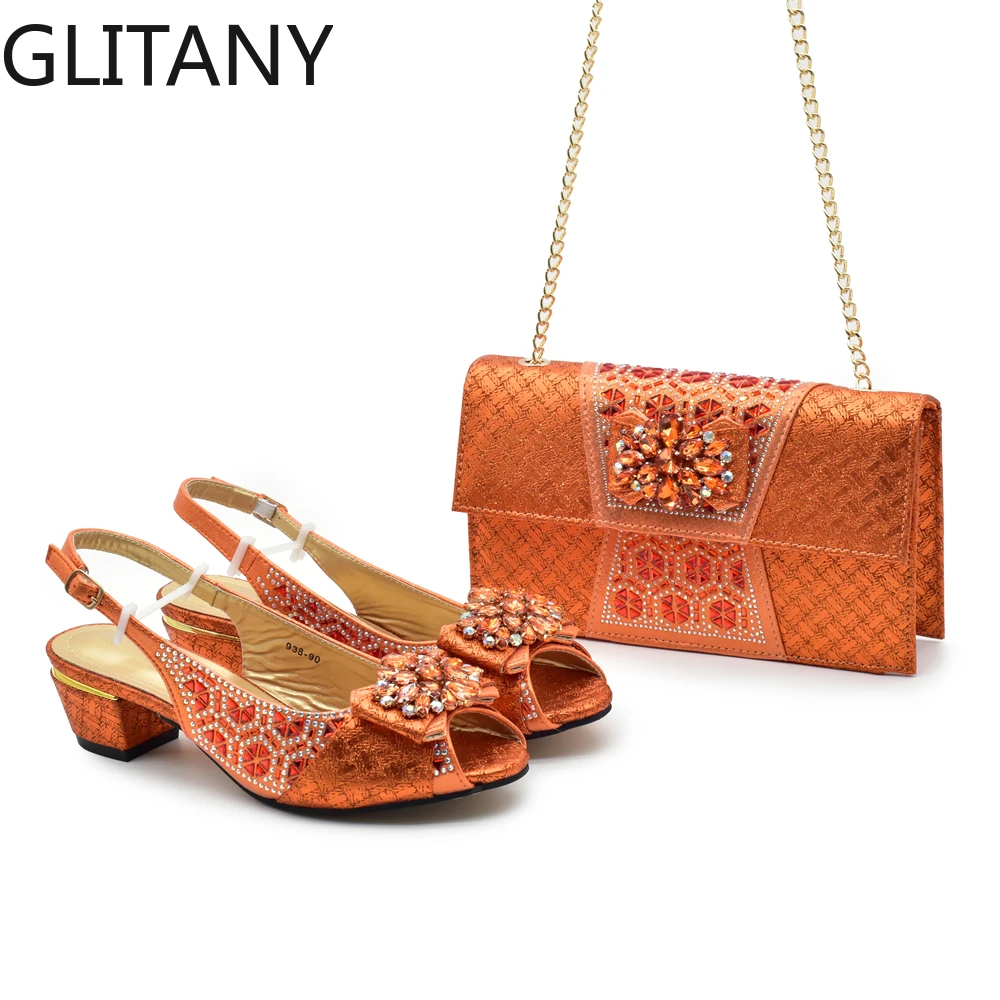 

Набор оранжевых туфель и сумок для женской модели, шикарные и элегантные женские туфли и сумки, украшенные искусственными туфлями на среднем каблуке