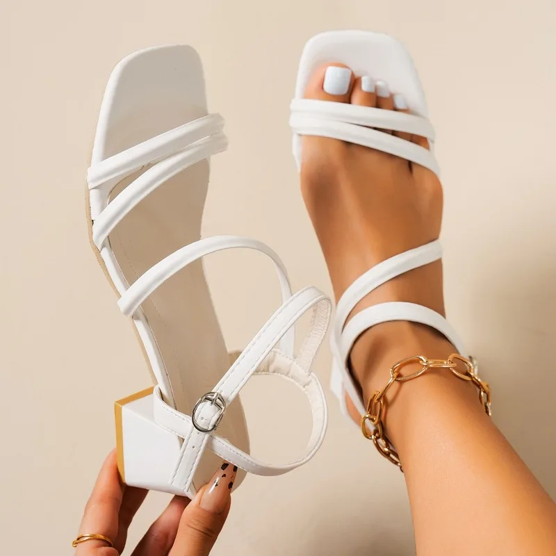 صنادل Strappy 2025 صنادل رومانية صيفية جديدة بمزاج فرنسي بكعب عالٍ للنساء