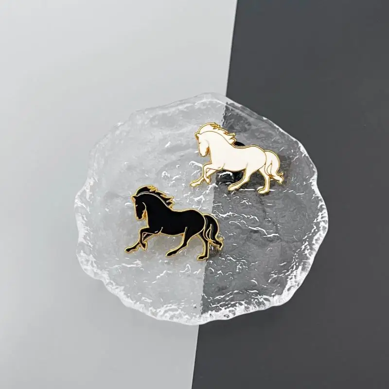 1 قطعة بروش الحصان الرائع للنساء الرجال الحصان الداكن الحصان الأبيض لطيف الحيوان سبيكة بروش الكرتون الحيوان الملحقات