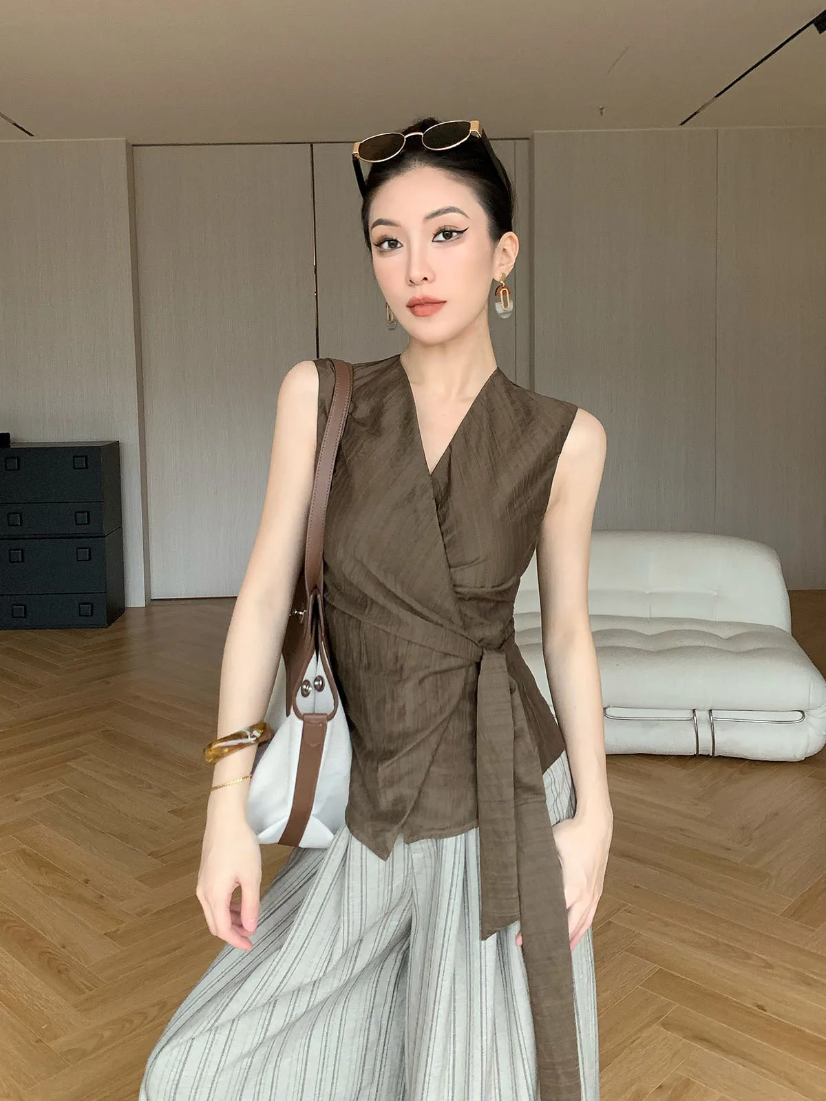 

Летняя женская футболка Slim Fit с V-образным вырезом, повседневная, универсальная, с завязками на плечах, дышащая, удобная, для ношения под одеждой