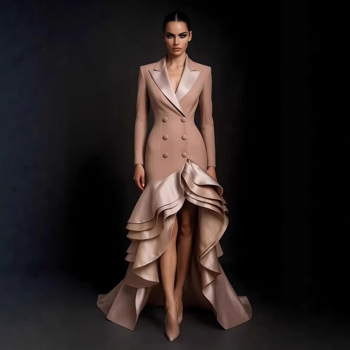Übergröße Nude-Rosa Blazer-Abendkleid für Damen, Langarm, Doppelreihig, Stufenrüschen, High-Low-Schnitt, Formelles Partykleid, Maßanfertigung – Detail 8