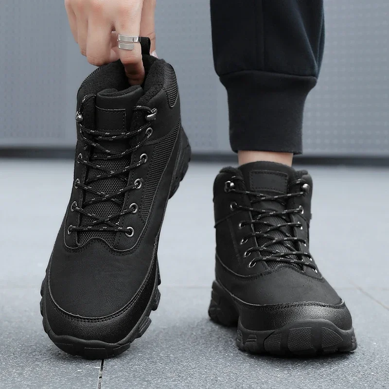 

Уличные походные ботинки больших размеров. Ветрозащитная и противоскользящая мужская обувь. Сплошной цвет. Универсальная модная мужская обувь. Мягкая подошва. Мягкая поверхность.