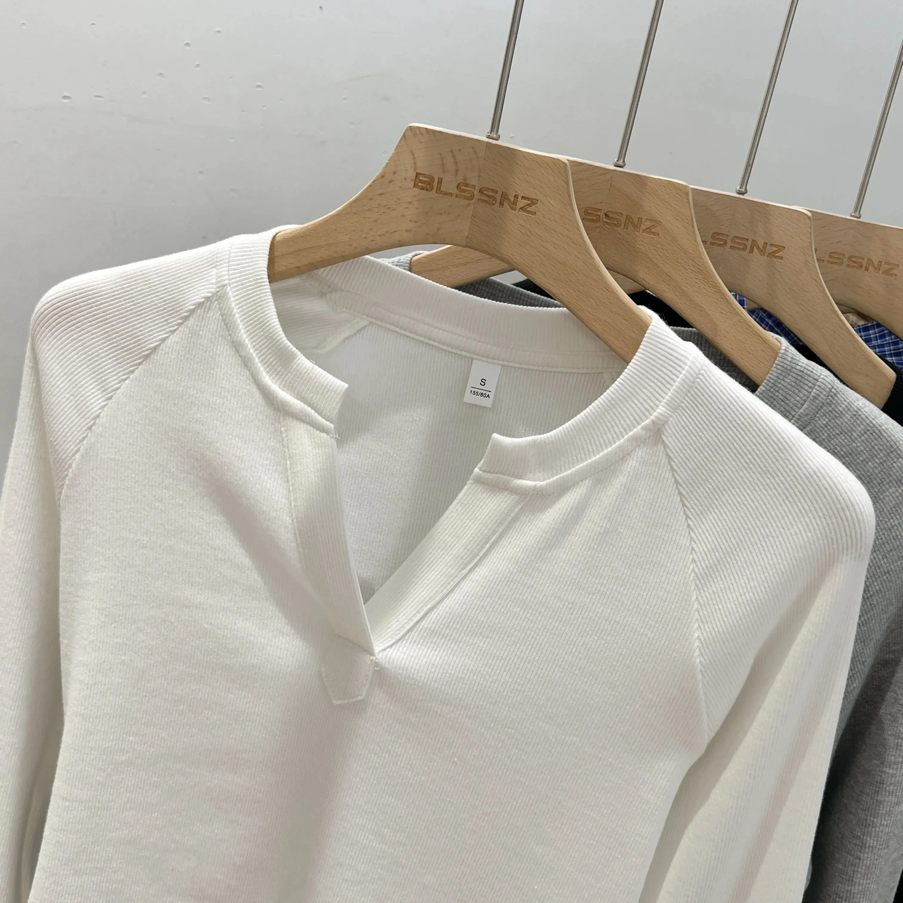 2025 Camiseta de manga larga con cuello en V ajustada de estilo básico para mujer, camiseta informal versátil de estilo coreano con capa Base Simple para mujer