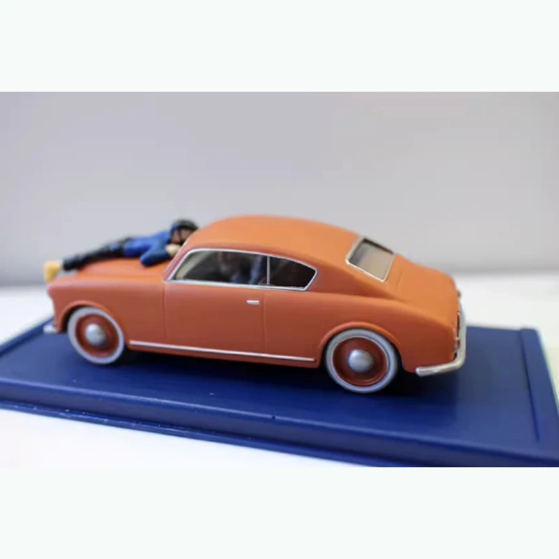 Bulk 1/43 Modello di auto giocattolo in resina e plastica con collezione statica di bambole Decorate per regali di festa