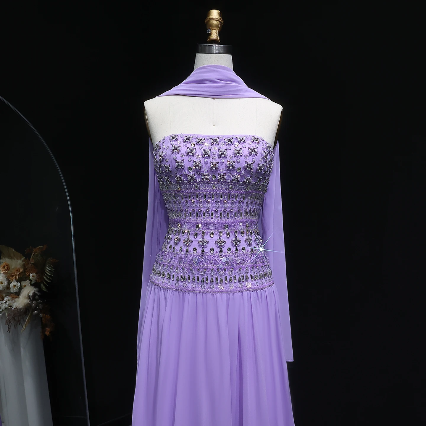 Sharon Said Funkelndes Fliederfarbenes Perlenbesetztes Plissiertes Chiffon-Abendkleid mit Fließendem Schal Dubai Saudi Hochzeitsfeier SS539 Maßanfertigung – Detail 14