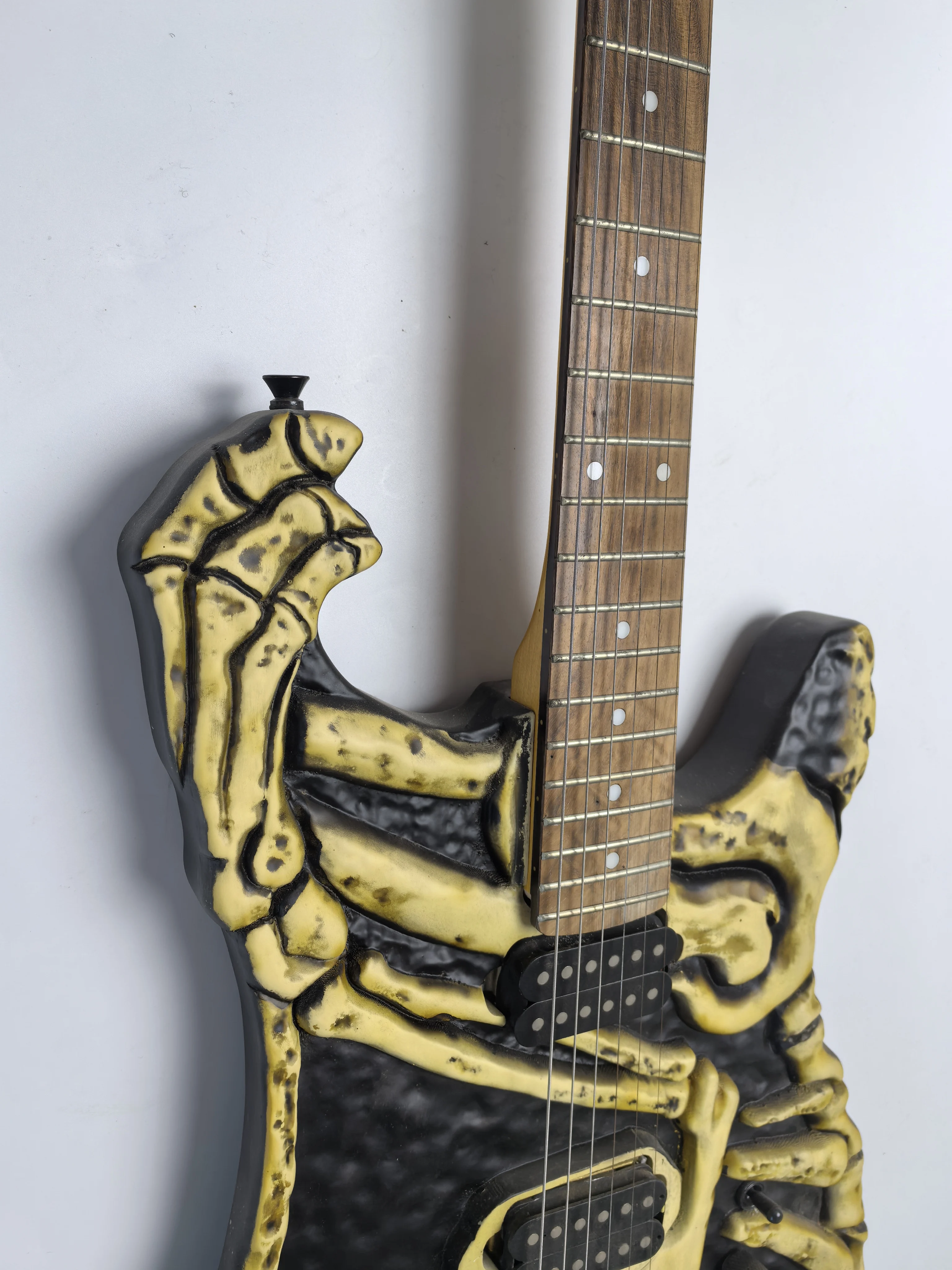 In stock, customizable, 6 strings, 22 frets, black and yellow color scheme, skull, Linden wood body, carved craftsmanship.