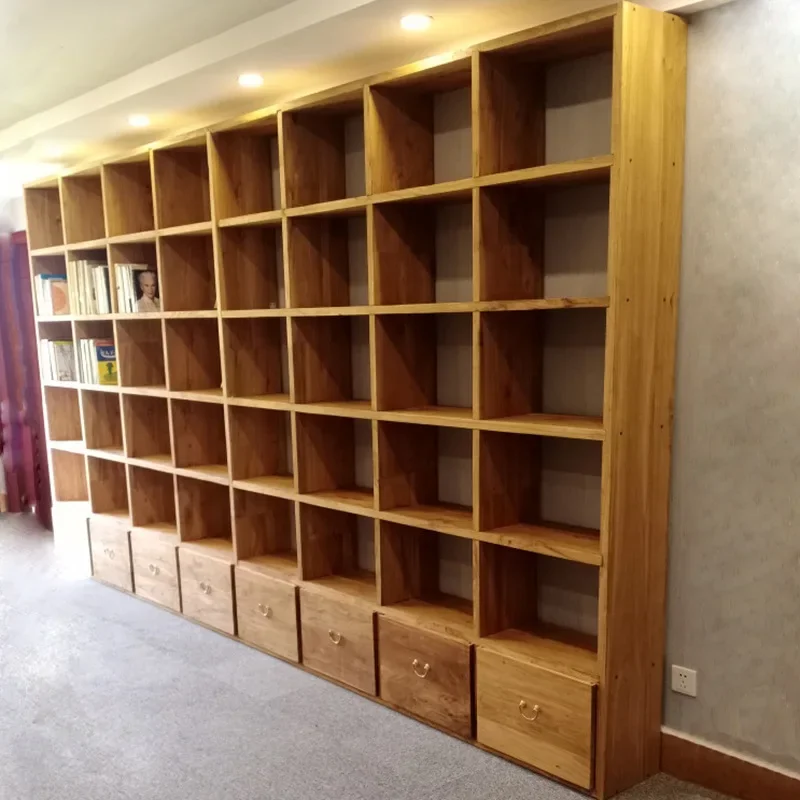 Estantería antigua de pino de olmo para uso doméstico, pared del piso a techo de la sala de estar