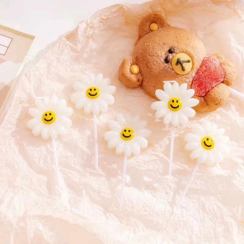 زهور رومانسية عيد الحب كعكة شمعة الإقحوانات عيد ميلاد محاكاة وجه مبتسم زهرة الشمس شمعة حفلة أقحوان