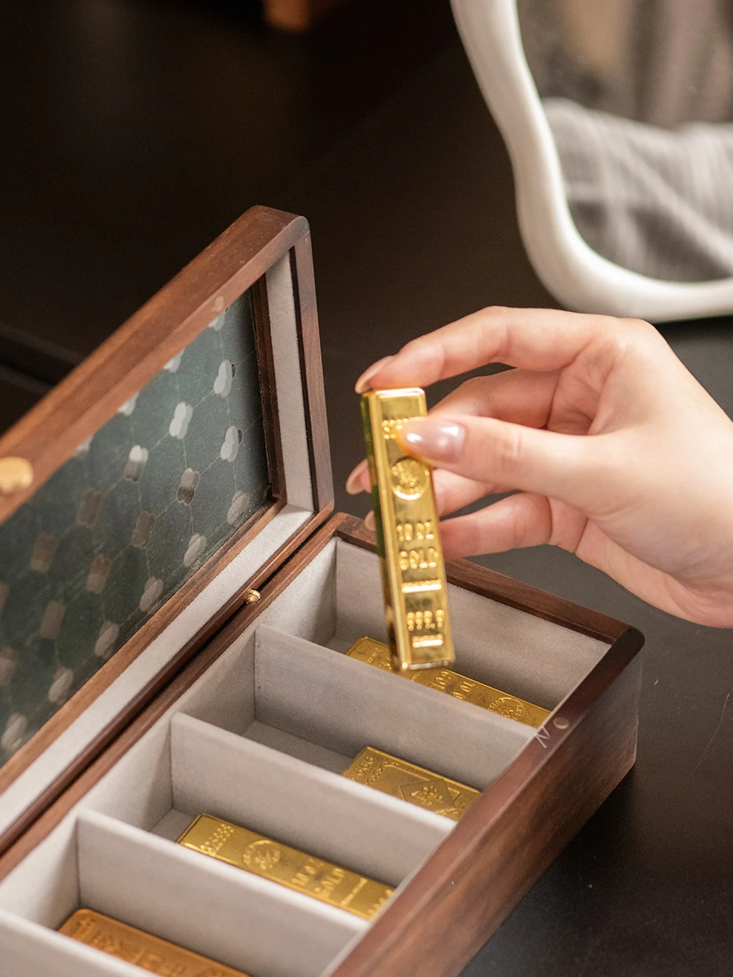 

Antioxidant High-end Rectangular Wood Storage Box for Storing Gold Bars Customizable Retro Style Desktop Organizer