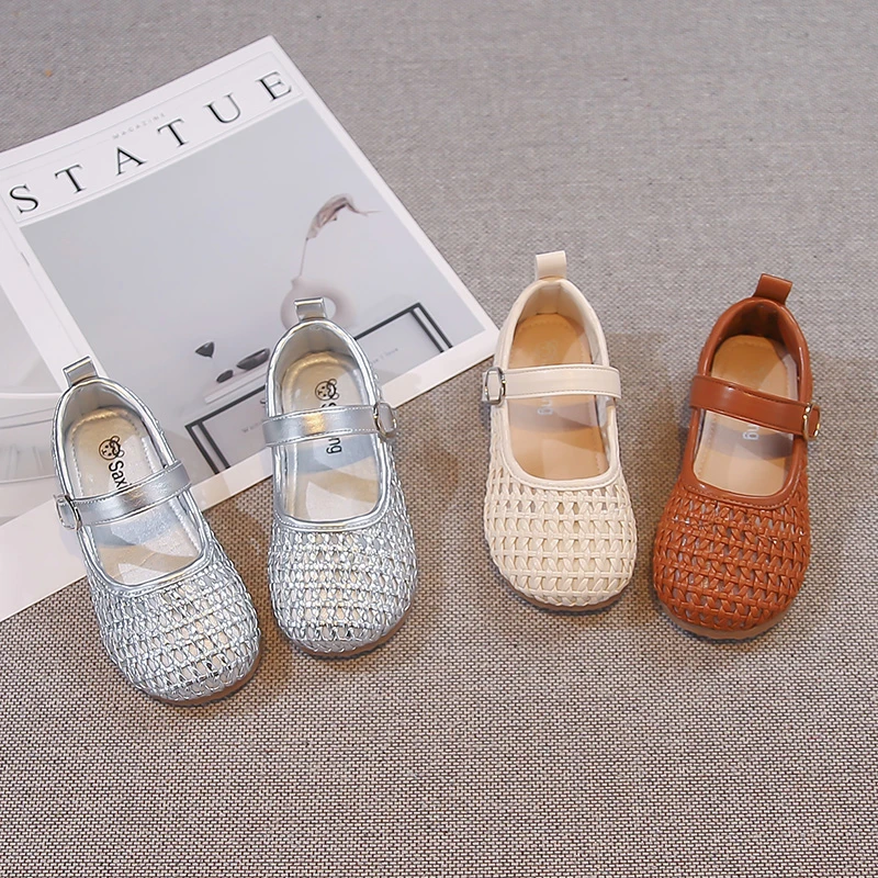 

Детские пляжные сандалии с перфорацией, мягкие, плетеные, модные, 2026, новые, для девочек, повседневные, на плоской подошве, нескользящие, комфортные