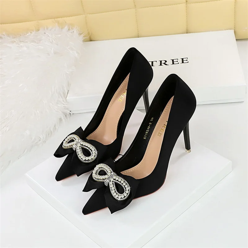 

High Heels Bow-knot Black Satin Pearls Wedding Shoes Women Rhinestone Thin Heel Professional Work Pointed Toe Single Shoes