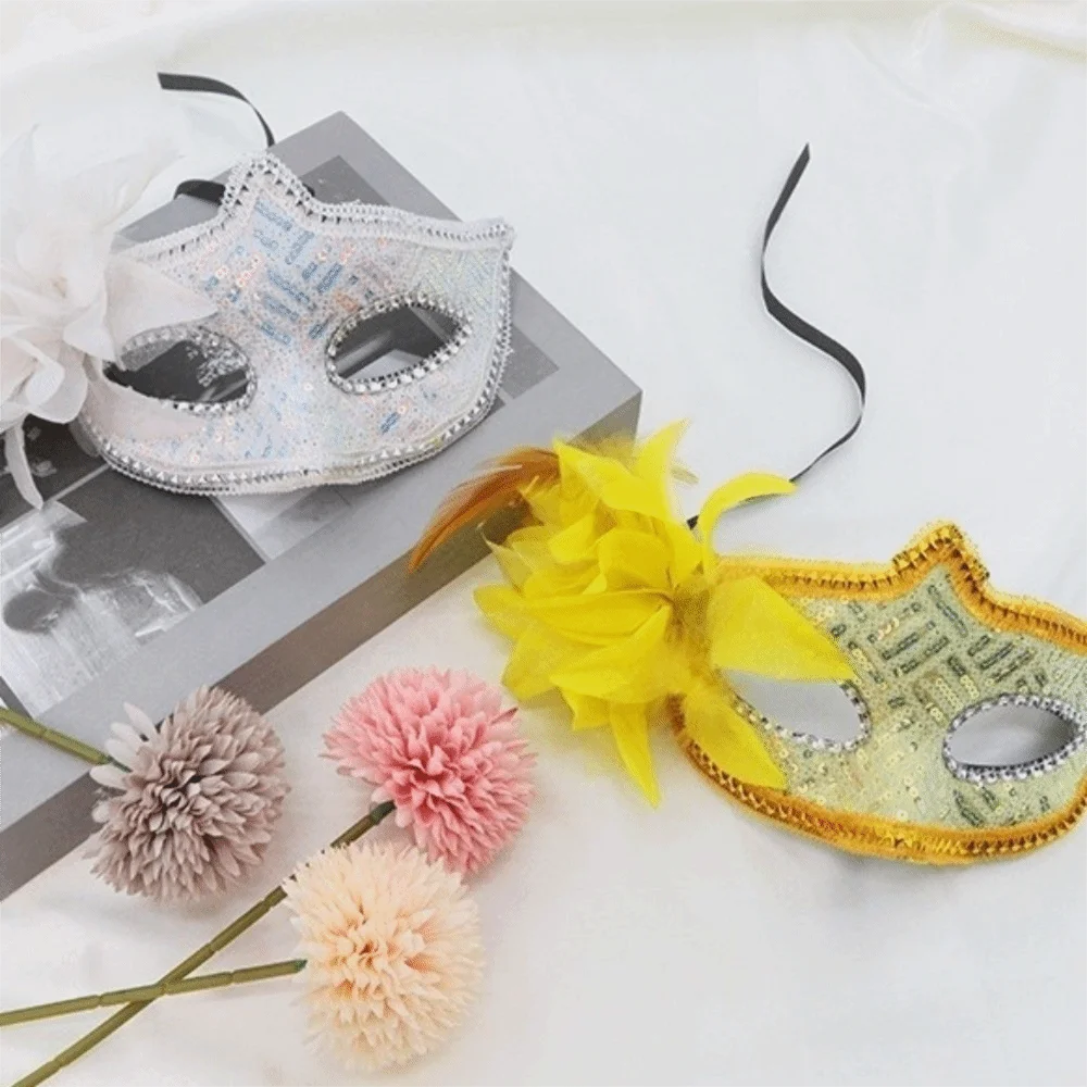 อะนิเมะคอสเพลย์เลื่อมหน้ากากปาร์ตี้ฮาโลวีนพลาสติก Feather ดอกไม้หน้ากากคอสเพลย์ Prop Party เครื่องแต่งกายครึ่งหน้าสุภาพสตรี