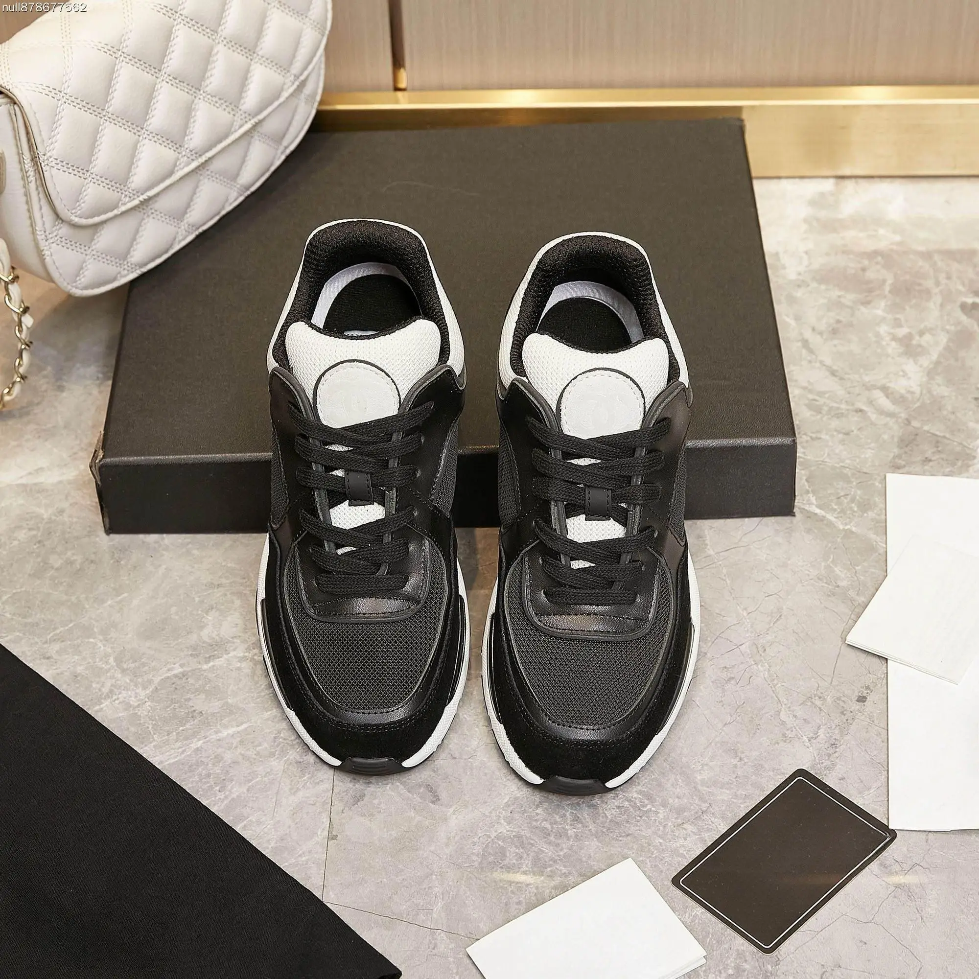 Zapatillas unisex de color blanco y negro con diseño de bloques de color, combinación de cuero, ante y malla, con cordones, puntera redonda, suela gruesa, ideales para caminar al aire libre y para uso casual.