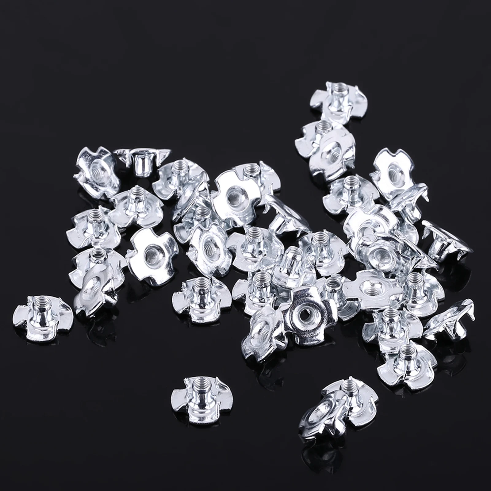 Porca T de aço carbono com quatro pontas zincadas, proteção contra ferrugem e corrosão, fácil de caber, porca T cativa da indústria