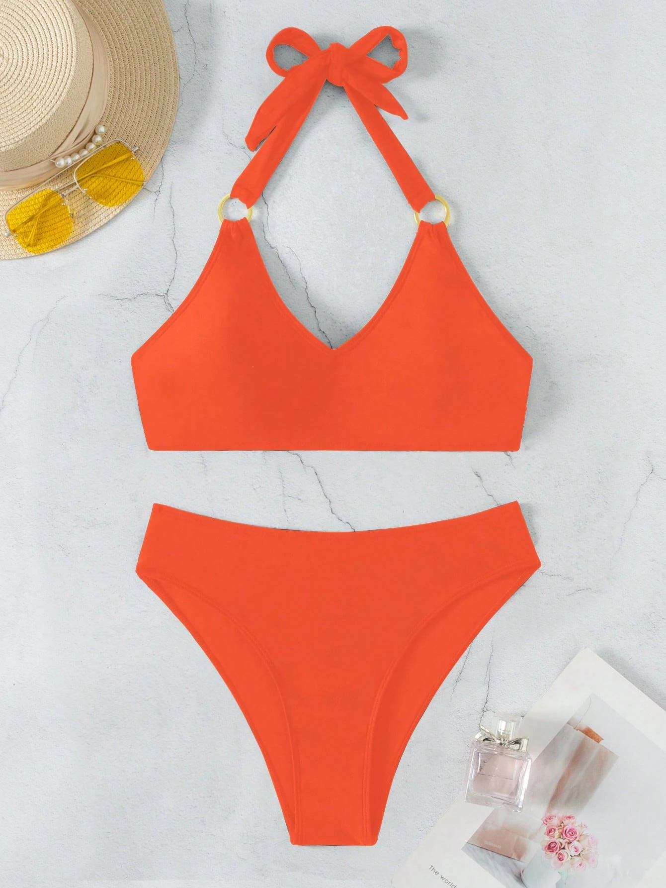 

The solid color bikini is youthful and energetic, suitable for students to surf and walk by the sea