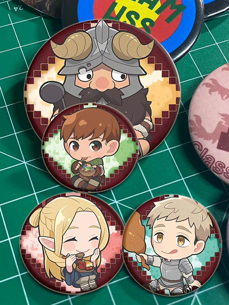 32/44/58mm Anime Dungeon Meshi Delicious in Dungeon Button Pin Laios Senshi Marcille Tims Broszka Odznaka Plecaki Biżuteria Prezenty