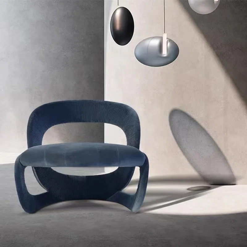 Włoski minimalistyczny projektant, kreatywna sofa pojedyncza o nietypowym kształcie, w stylu wabi-sabi.