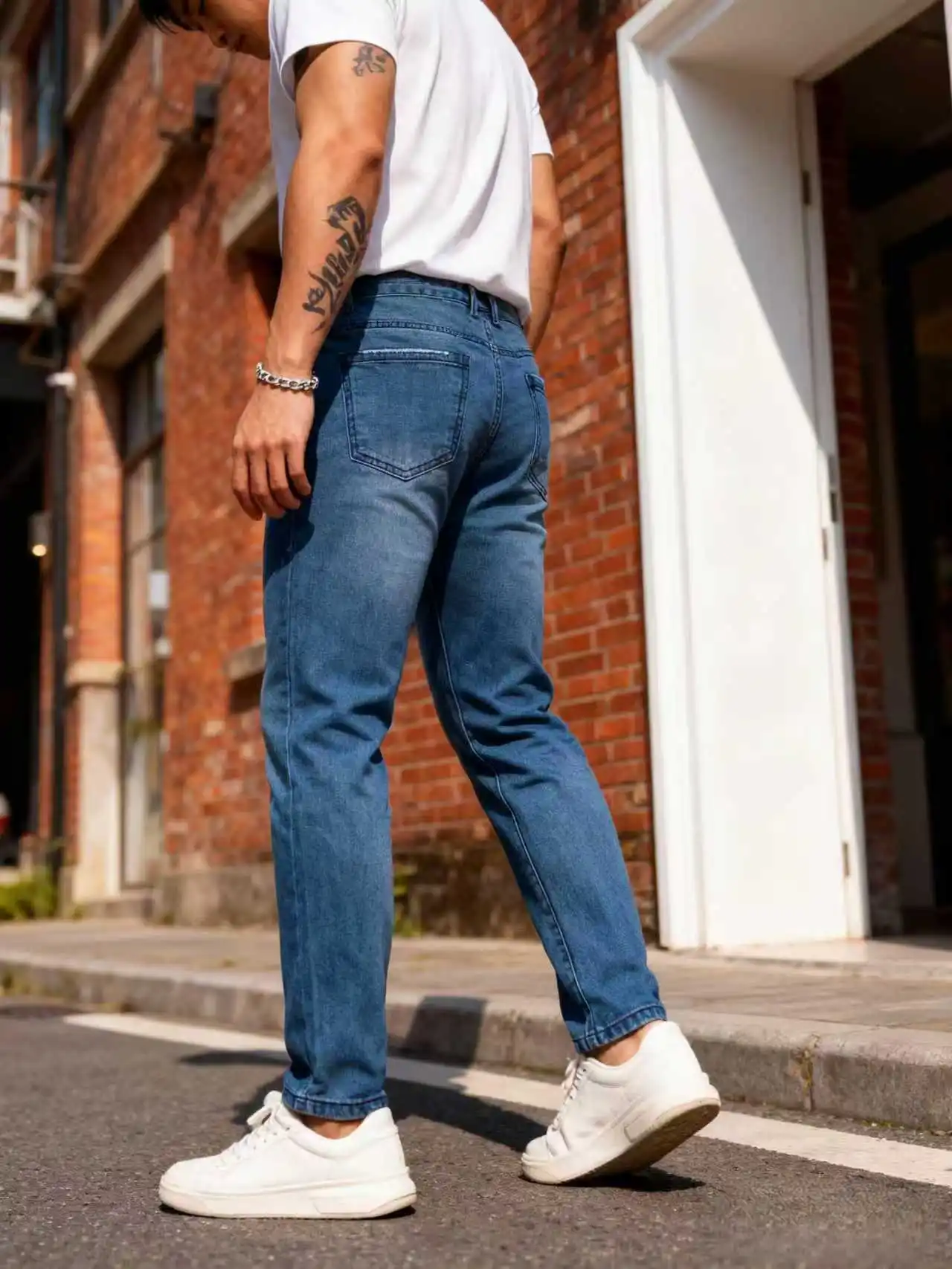 جينز ممزق عصري للرجال |   بنطال جينز مطاطي بقصة ضيقة باللون الأزرق الداكن، مثالي للعمل الذكي غير الرسمي والتواريخ والإجازات في عطلة نهاية الأسبوع