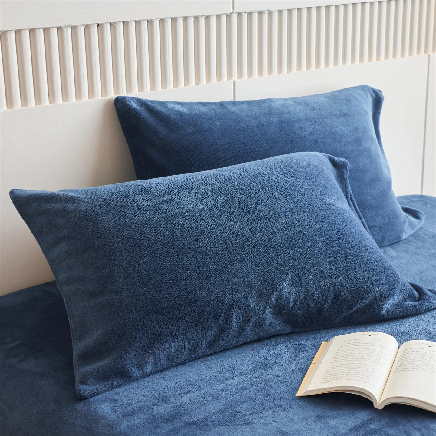 2 Pieces of Milk Velvet Pillowcase - Solid Color with Zipper, Suitable for Autumn and Winter, Size: 48x74cm