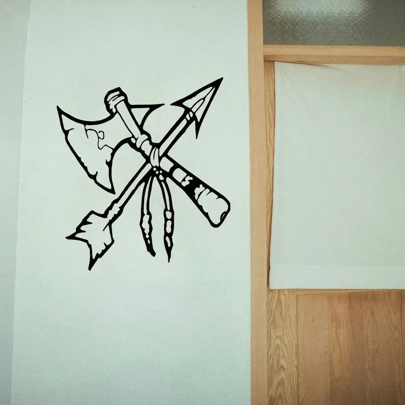 لوحة فنية جدارية قبلية مزورة يدويًا - منحوتة معدنية لفأس المحارب الأمريكي الأصلي والسهم - ديكور جنوب غرب ريفي للمقصورة