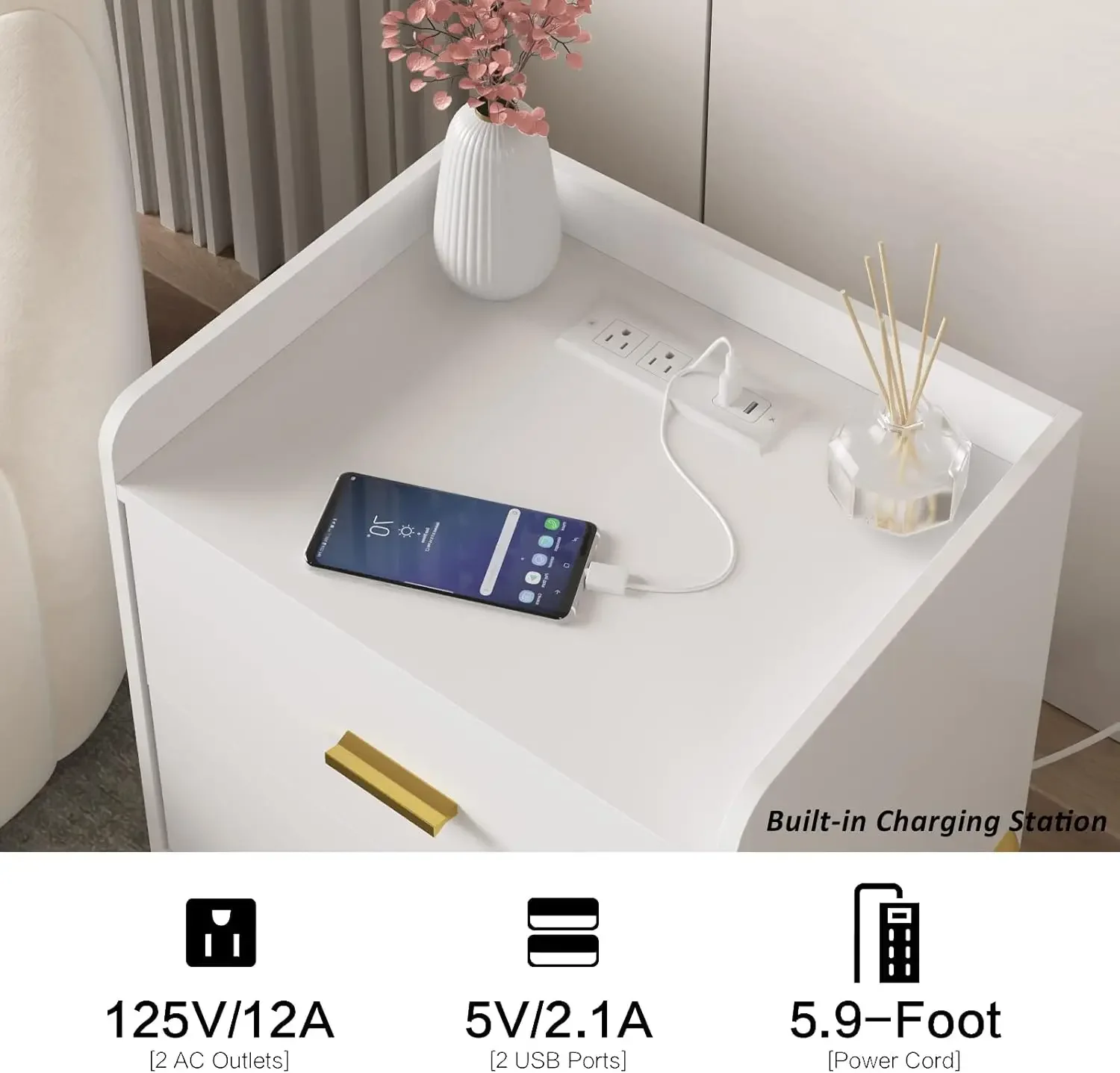 مجموعة منضدة بيضاء مكونة من 2، طاولة نهاية حديثة لمنتصف القرن مع محطة شحن، حامل ليلي لتخزين المزرعة بجانب السرير مع درجين