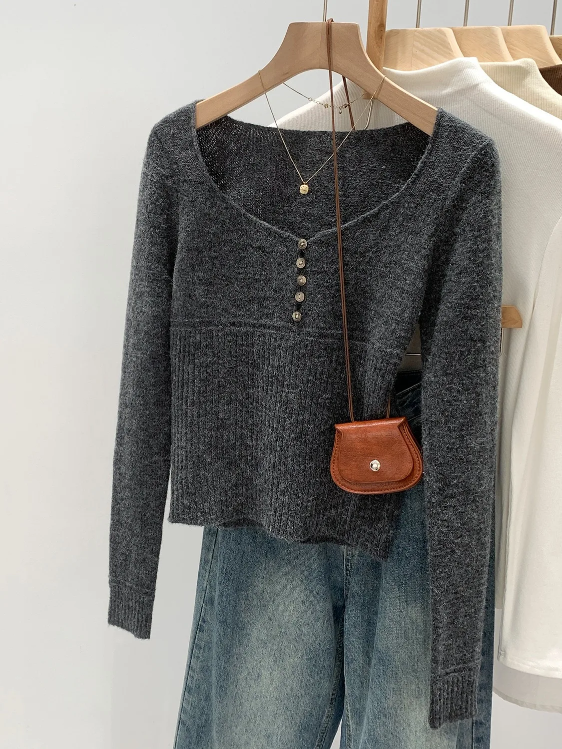 เสื้อสเวตเตอร์ถักไหมพรมผู้หญิงทรงวี ดีไซน์เก๋ กระชับเอว ใส่เป็นเสื้อตัวในหรือเสื้อตัวนอกได้ เหมาะสำหรับฤดูหนาว สไตล์เกาหลี แขนยาว