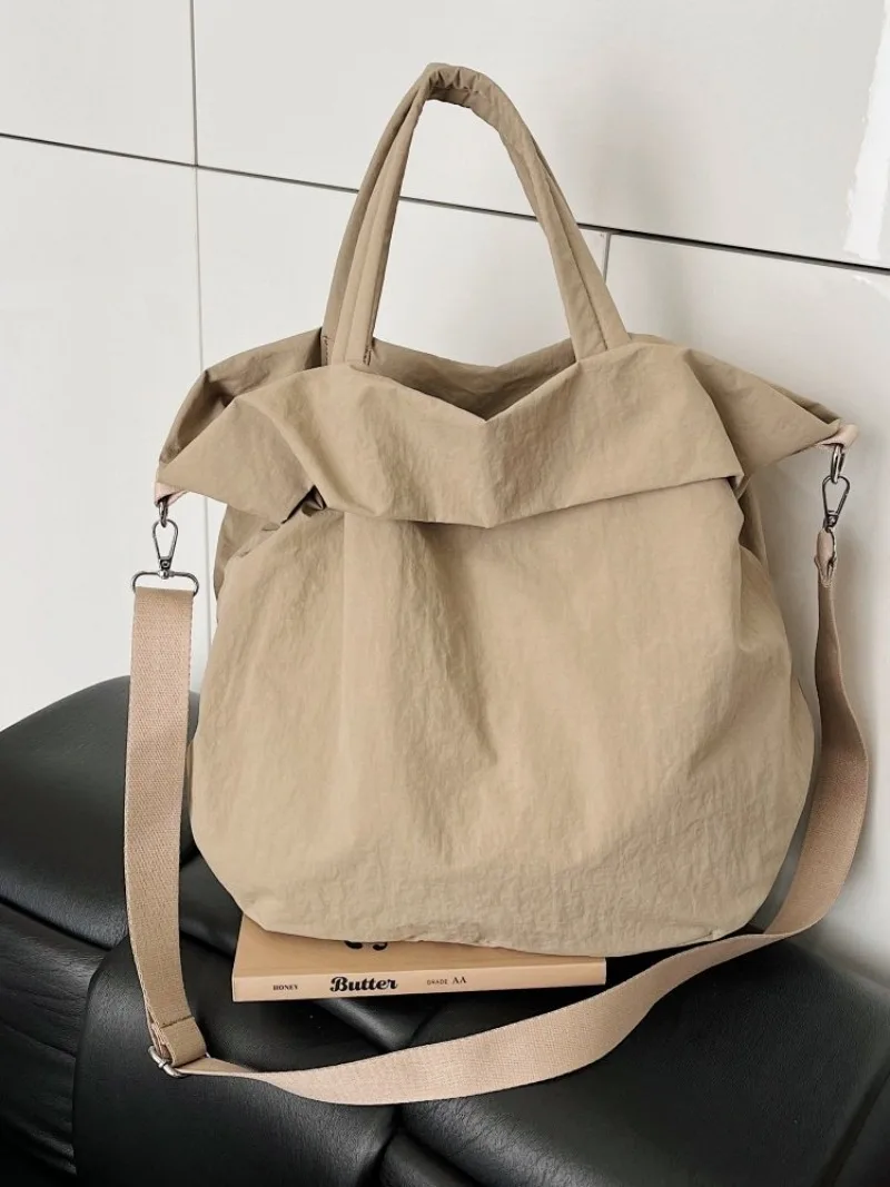 CEEKAY Mattschwarze, gekräuselte Nylon-Umhängetasche, übergroße, weiche Umhängetasche mit einfacher Überschlagöffnung, breiter, verstellbarer Stoffriemen, lässige Handtasche – Detail 21