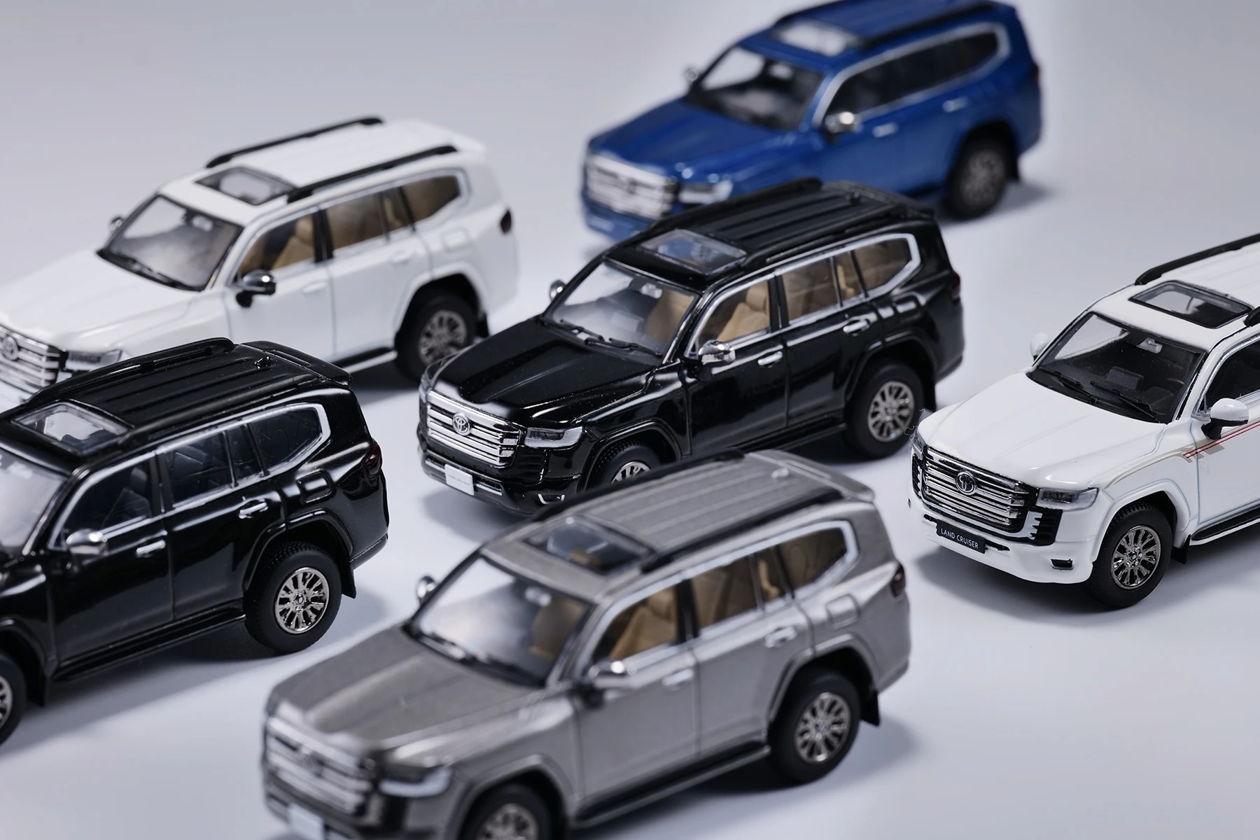 

GCD 1/64 Toyota Land Cruiser LC300 Vintage Cars Off-Road Vehicle Car Diecast Toy Station Vehicle with Display Box