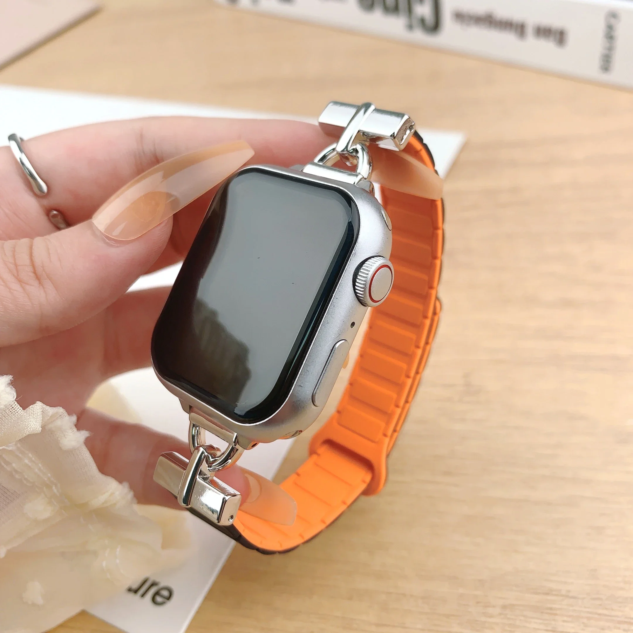 Cinturino magnetico da donna con cinturino in silicone sottile per Apple Watch S10 42/46mm 41mm 45 cinturini sottili 44mm 40mm 38 braccialetto iWatch SE 9 8 7 6