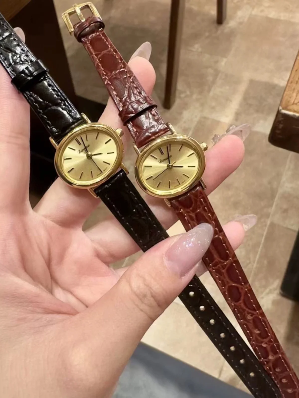 Autumn and Winter New Women's Watch Small and Simple Waterproof Leather Fashion Elegant Quartz Light Luxury.