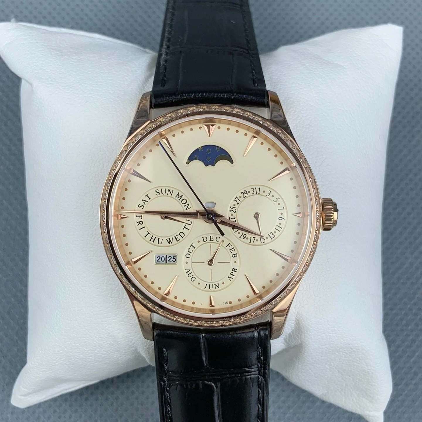 Customizable Luxury Watch in Steel Automatic Mechanical Movement Exquisite Heritage and Artisanal Dial
