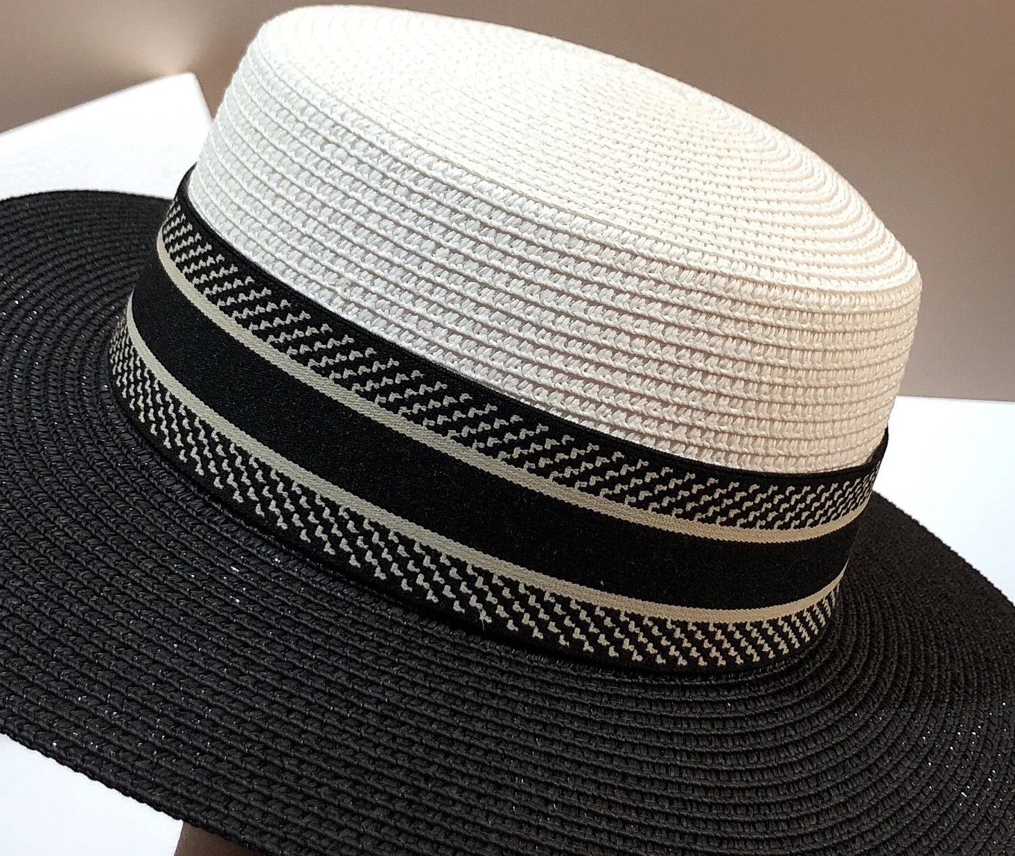 European and American fashion black and white color matching straw hat French Paris old flower hat with classic wild summer sun