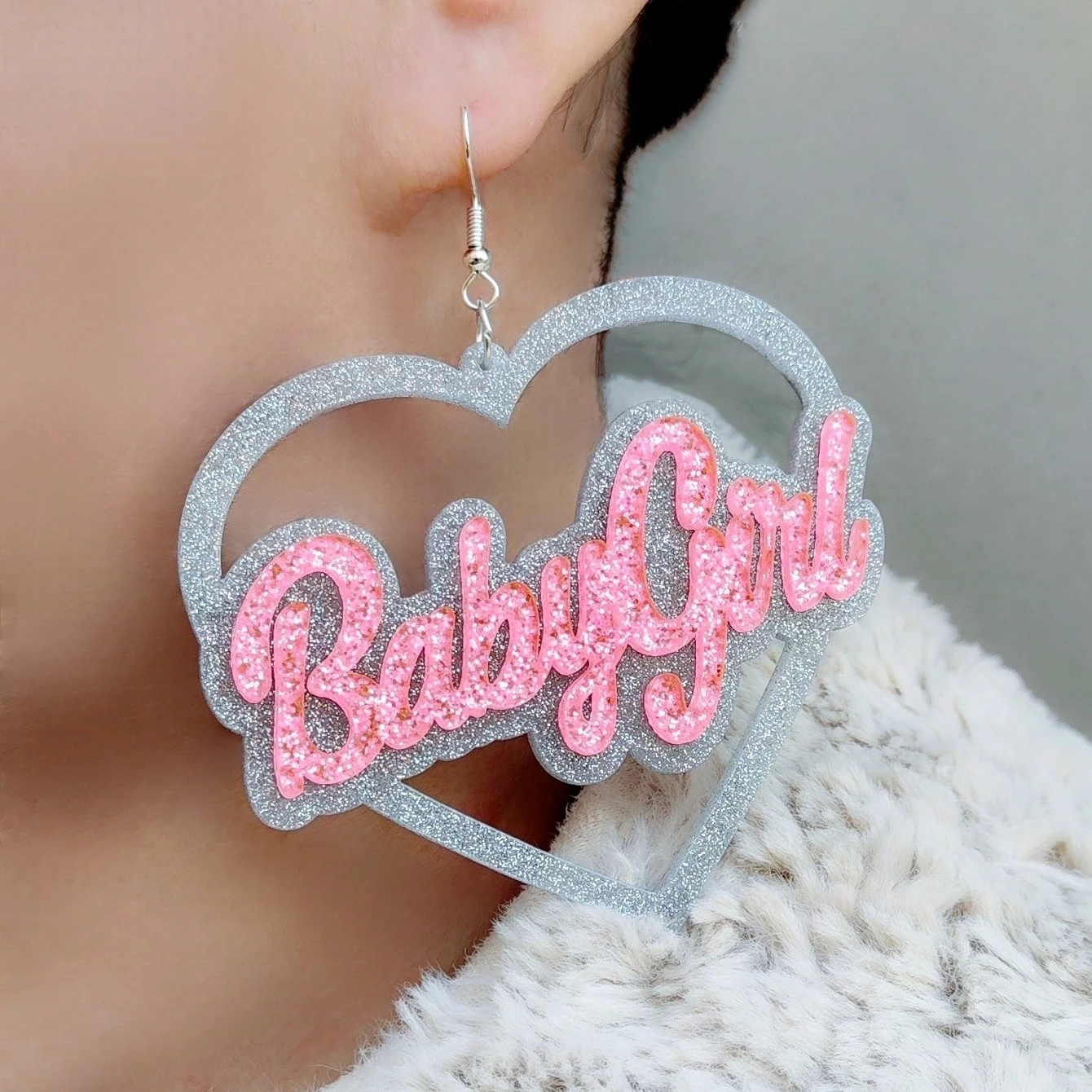 KUGUYS Herzförmige Babygirl-Babydoll-Ohrringe für Damen, glitzernder Acryl-Schmuck, Accessoires für Musikfestivals – Detail 4