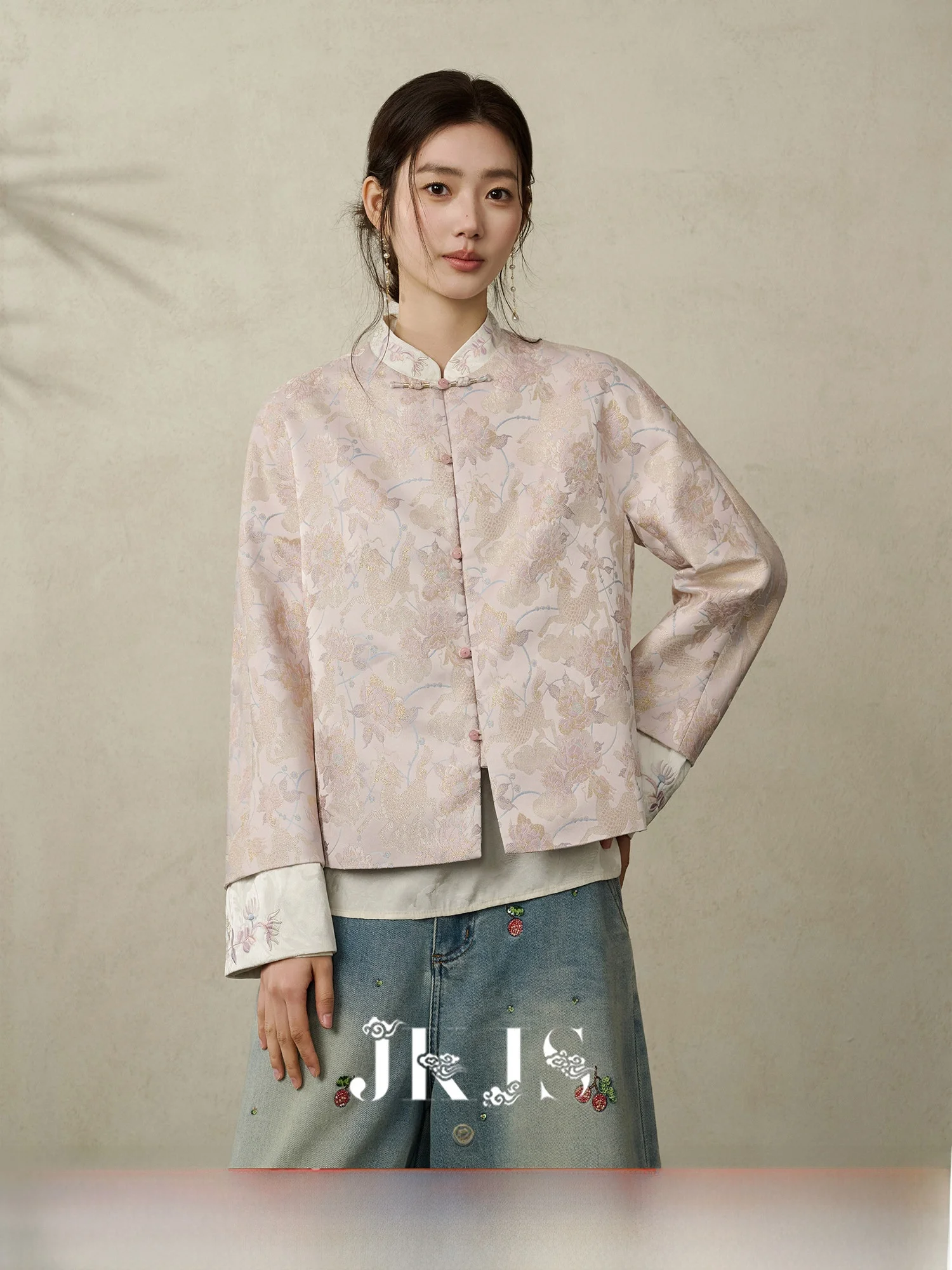 

Новая женская верхняя одежда в китайском стиле: розовая шелковая куртка с вышивкой и воротником-стойкой, приталенный крой, полиэстер, весна 2026