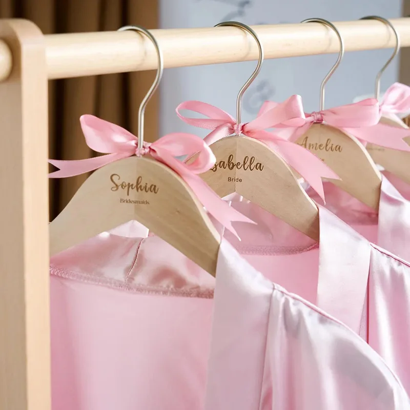 Grucce da damigella d'onore personalizzate Grucce da sposa in legno personalizzate Nome inciso e data Set di grucce da sposa regalo rustico per feste da sposa