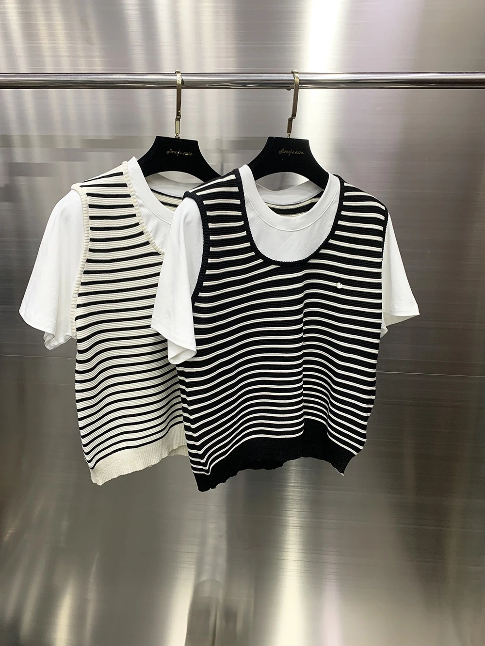 

Лето 2025: Новая женская трикотажная футболка с круглым вырезом и полосками, свободного кроя, повседневная, универсальная, комфортная, модная