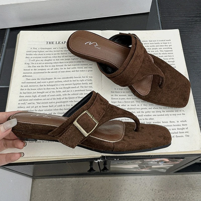 

Дизайнерские тапочки на танкетке, женские повседневные шлепанцы с металлической пряжкой на ремне, пляжная обувь, женские нескользящие модные брендовые сандалии, женские шлепанцы