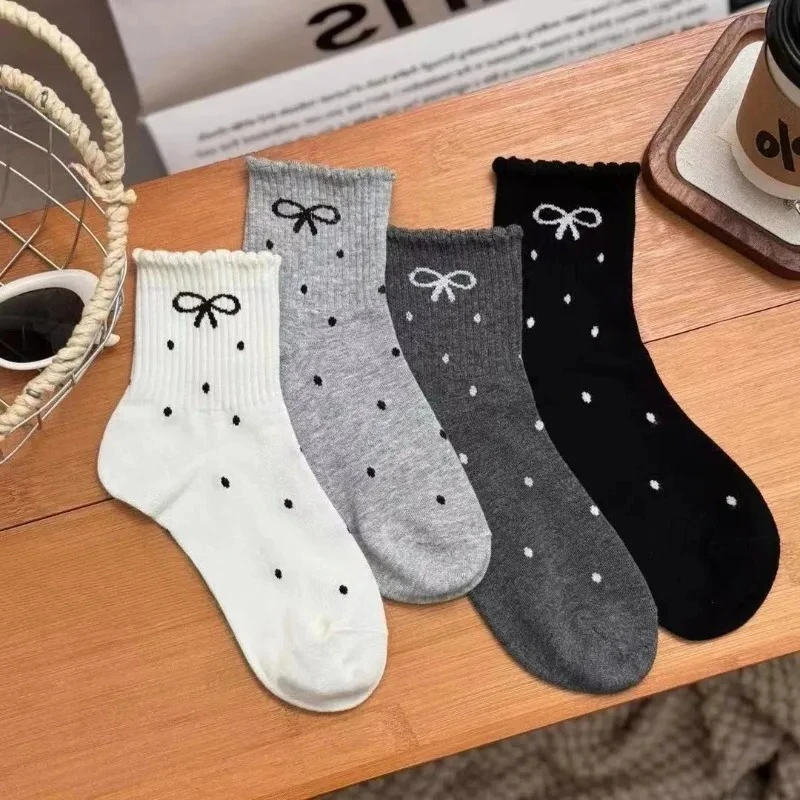 4 Paar gepunktete Schleifensocken für Frühling und Herbst, elegante, minimalistische Mittelrohrsocken für Damen, modische, vielseitige Damensocken
