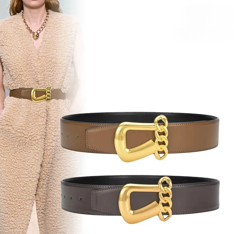 

A simple wide belt adorns the skirt coat with a belt that fits different styles