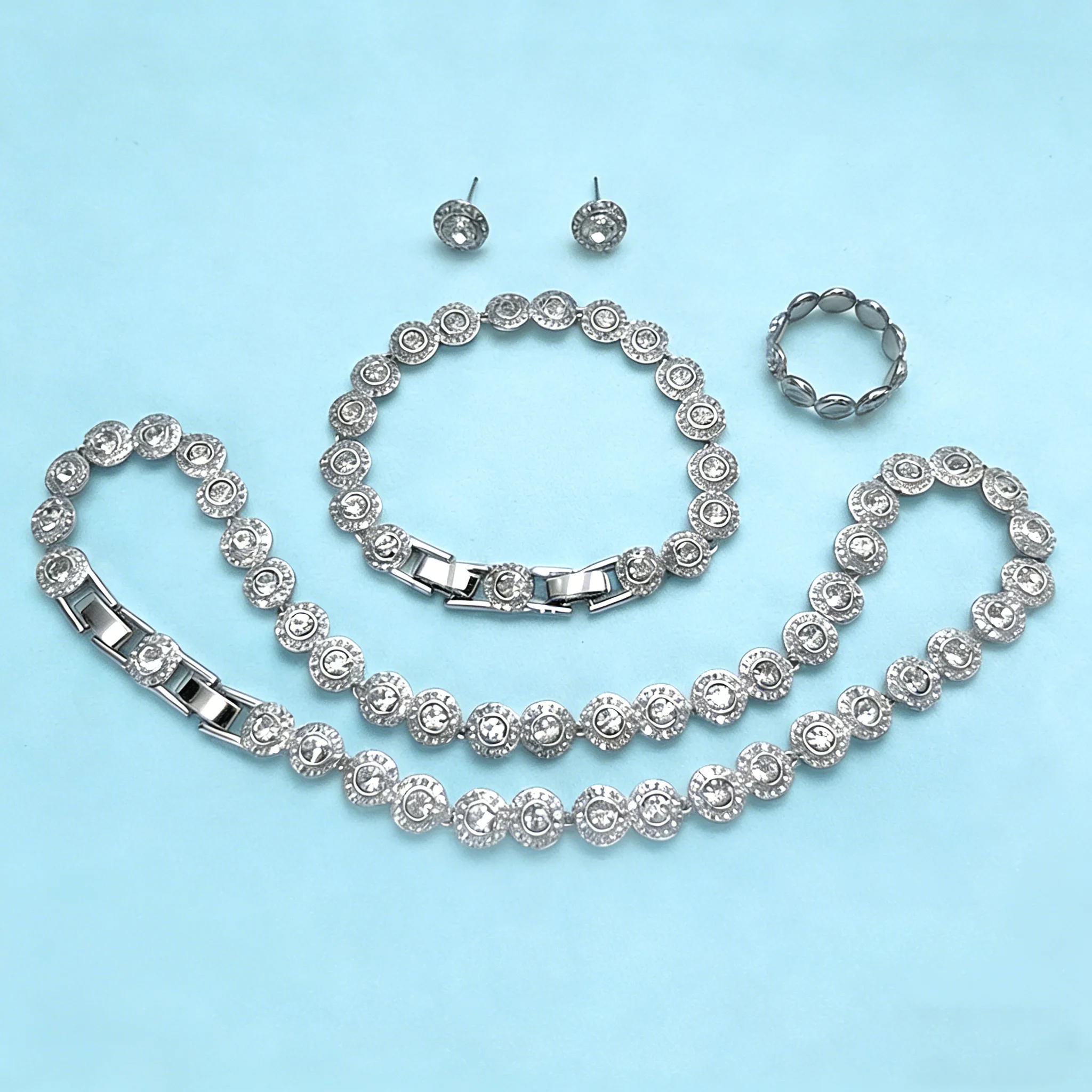 

Изящные очаровательные украшения 2026 года, инкрустированные сверкающими циркониями, для повседневной носки и особых случаев, придают вашему образу блеск