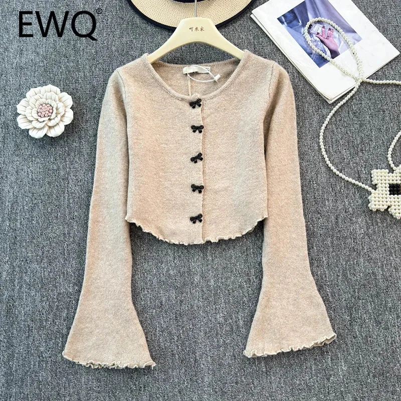 

EWQ Sweet Bow Button Вязаная женская рубашка с круглым воротником и длинными рукавами, тонкая однобортная верхняя одежда, новинка осени 2024, 27X1204