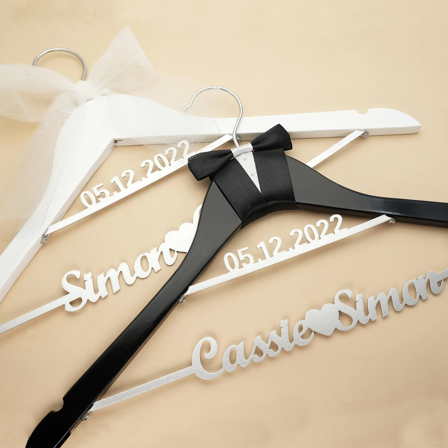 Colgador de boda personalizado con nombres y fecha, colgador de vestido de novia, colgador de novio, regalo de ducha nupcial