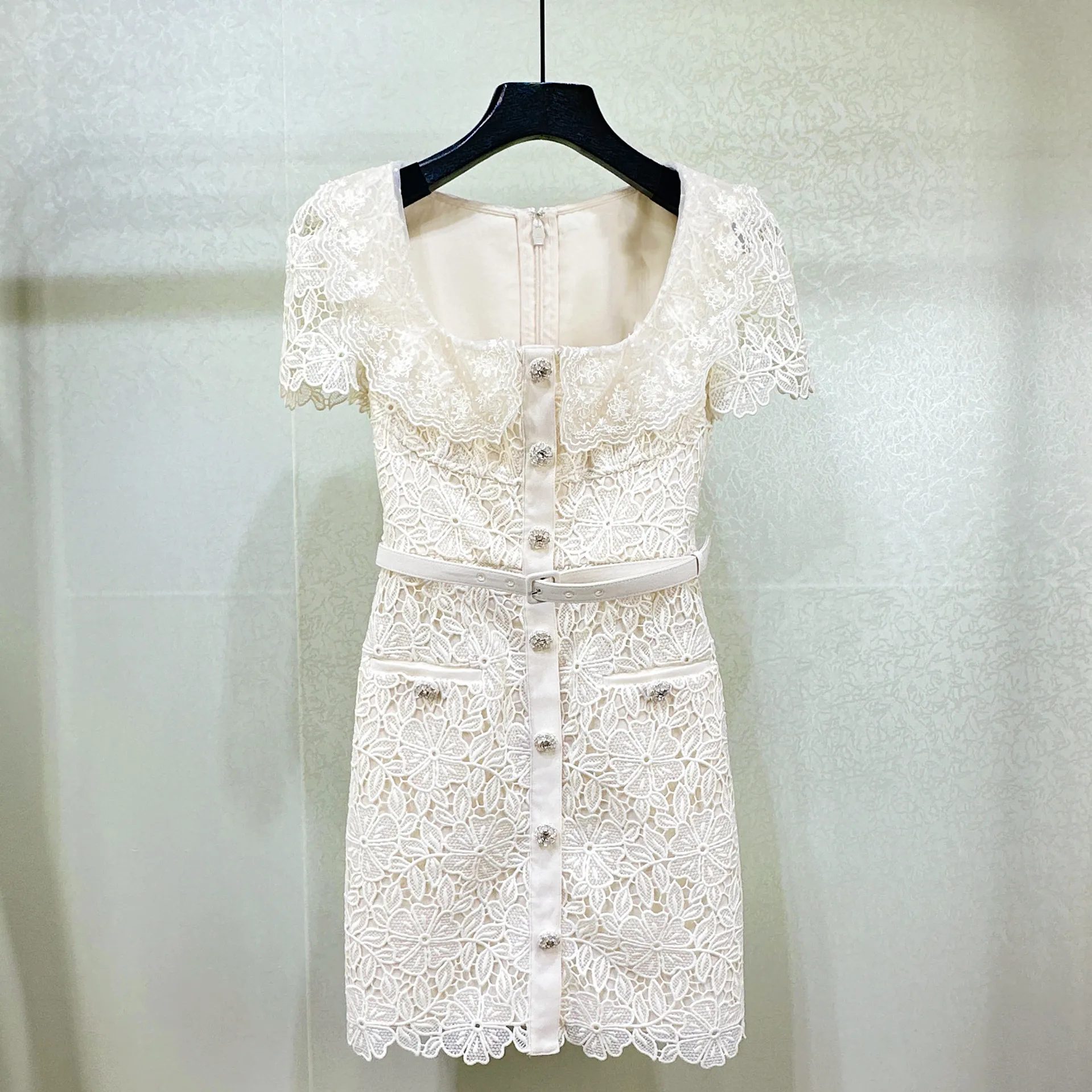 

Brand Designer Summer Holiday White Lace Wedding Dress Women Mini Short Beaded Buttons Belt Prom Vestidos Wrap Embroidery Robe