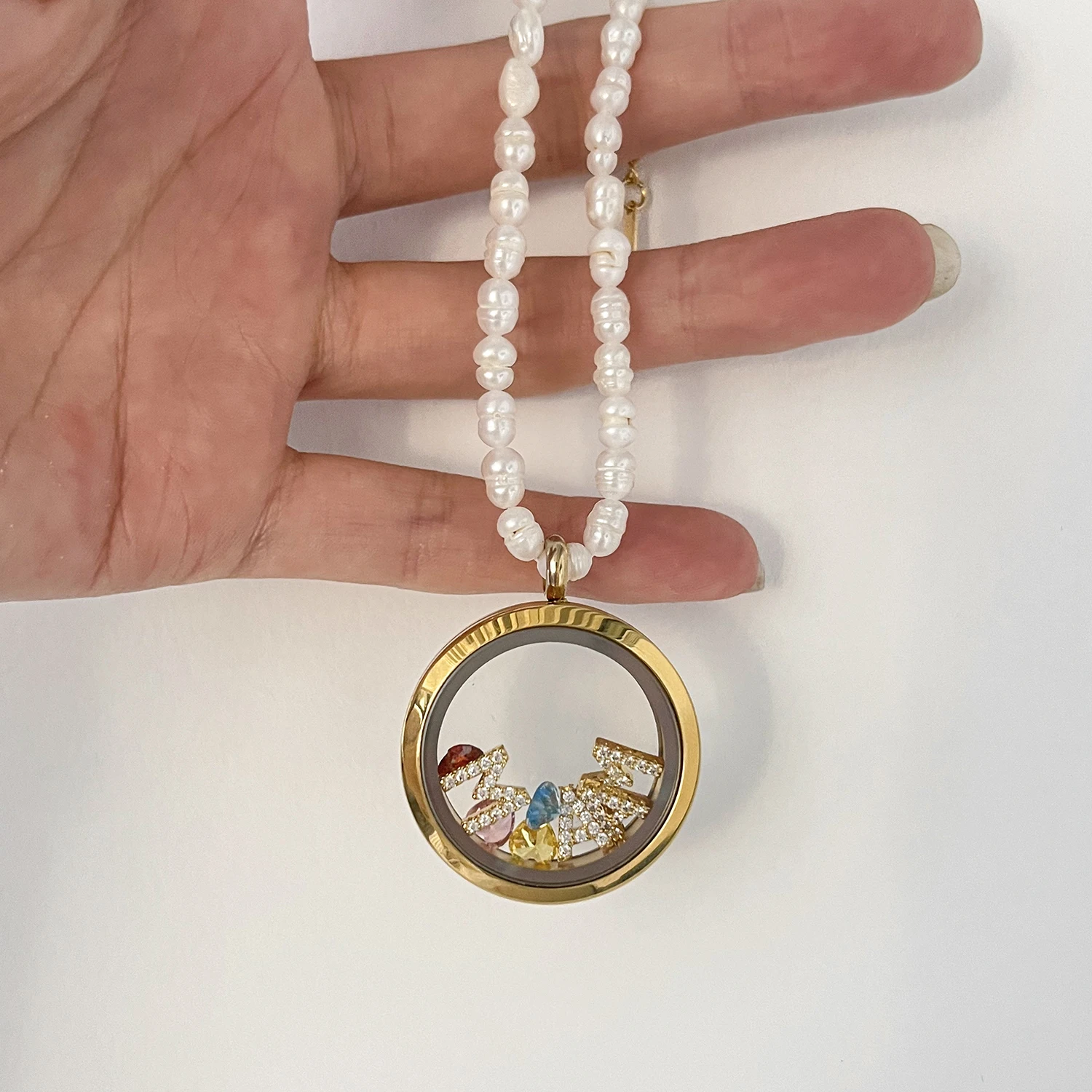 Personalized Medium Plain Edge Circle Stainless Steel Floating Locket Necklace for Mother or Grandma By Jewelry Everyday