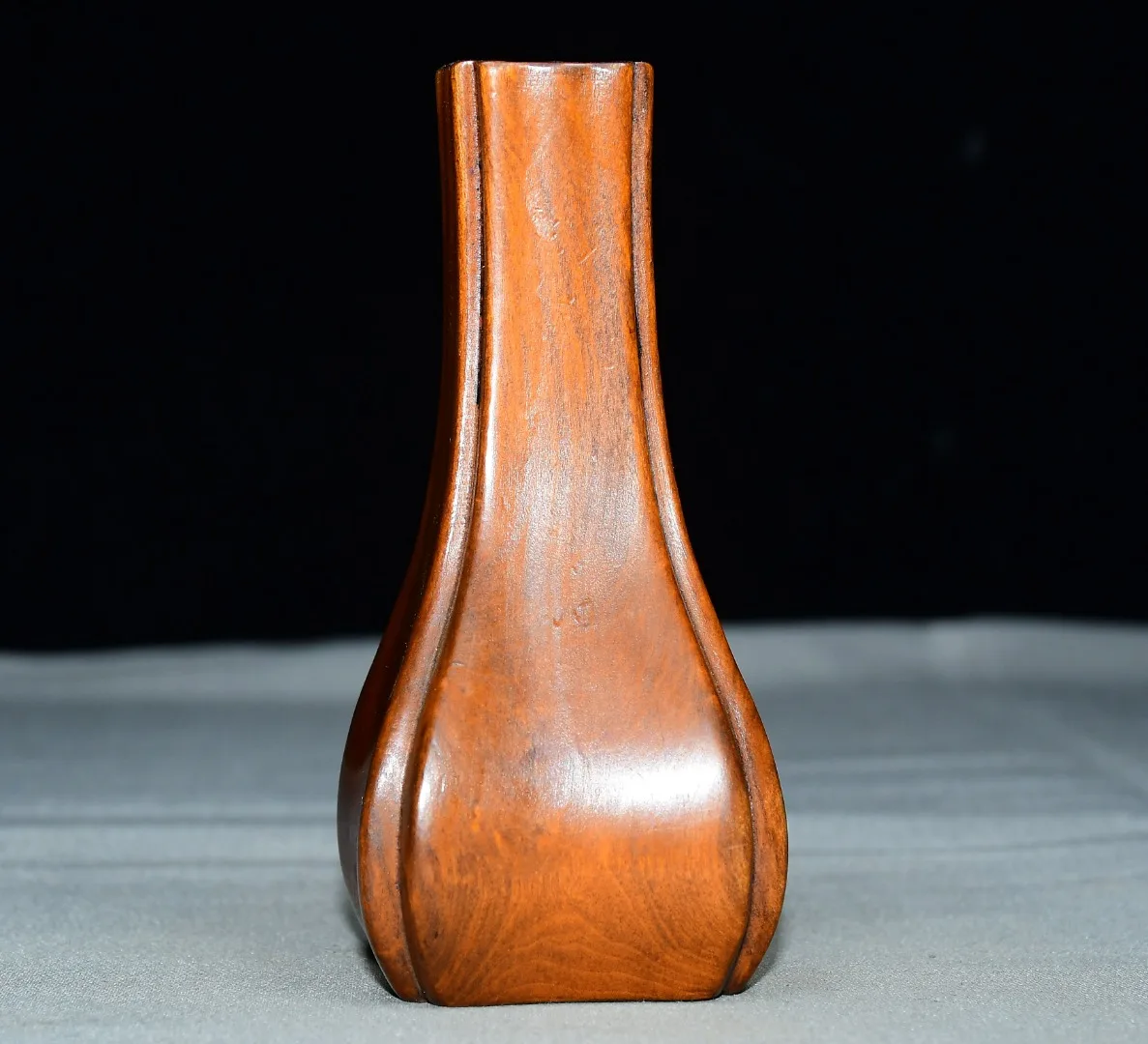 High-quality small-leaved juniper wood vase decorative item for home display