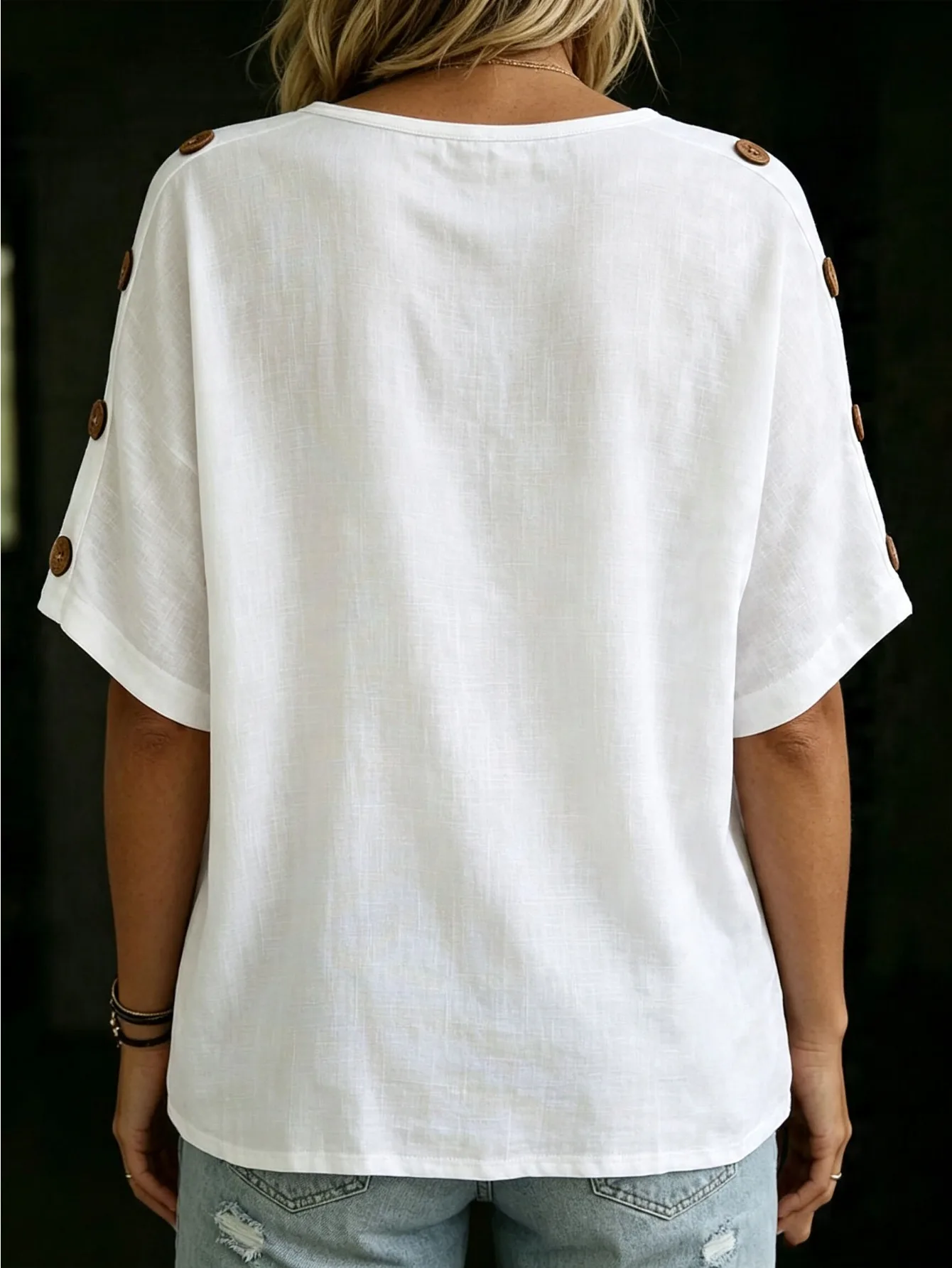 Ein Damen-Pullover-T-Shirt aus 100 % Baumwolle mit V-Ausschnitt und Knöpfen an beiden Seiten, der Stoff ist atmungsaktiv und angenehm zu tragen. – Detail 3