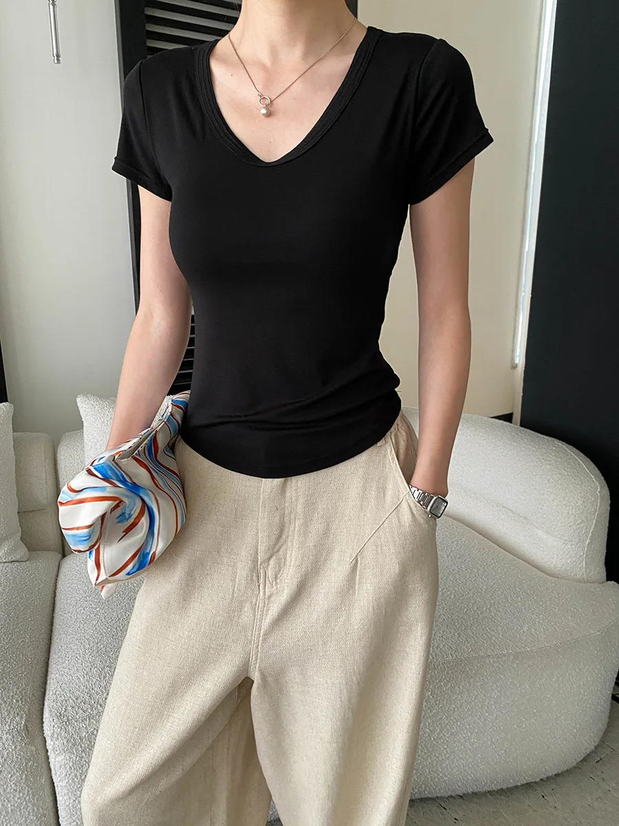 Sommerliches Damen-T-Shirt in unifarbenem Design mit V-Ausschnitt, schmaler Passform, Brustpolster und kurzen Ärmeln. – Detail 19