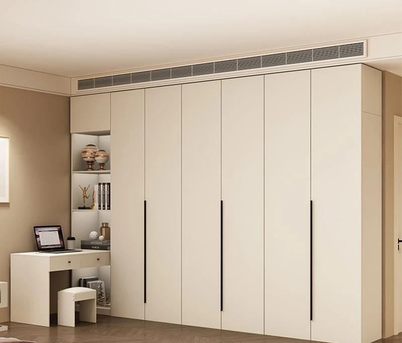 ตู้เสื้อผ้าสไตล์โมเดิร์นเรียบหรู สีครีม พร้อมบานประตูเก็บของ ด้านบนทำจากไม้เนื้อแข็งลายหนัง พร้อมโต๊ะทำงานในตัว
